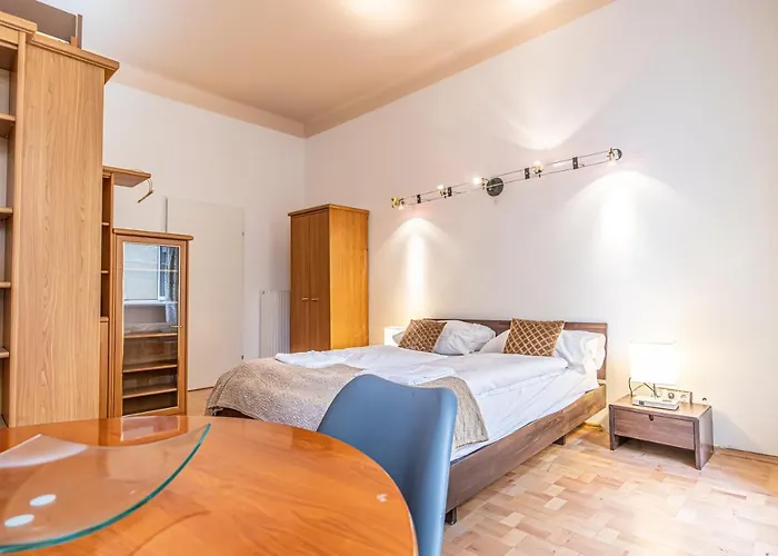Peaceful Getaway 2Br Apartment With Shared Spaces