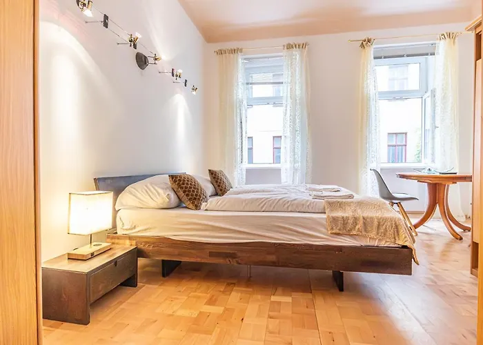 Peaceful Getaway 2Br Apartment With Shared Spaces